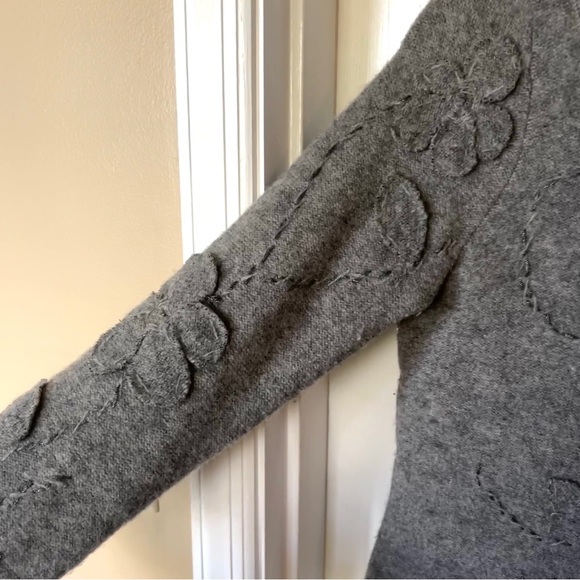**SOLD** Nine West Flower Patch Gray Wool Embroidered Sweater - Picture 7 of 12